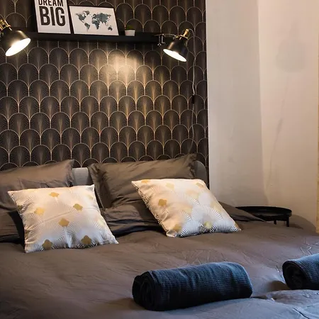 Auguste, La Romaine Et My Cesar - Location *