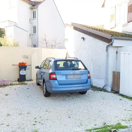 Auguste, La Romaine Et My Cesar - Location Daire *