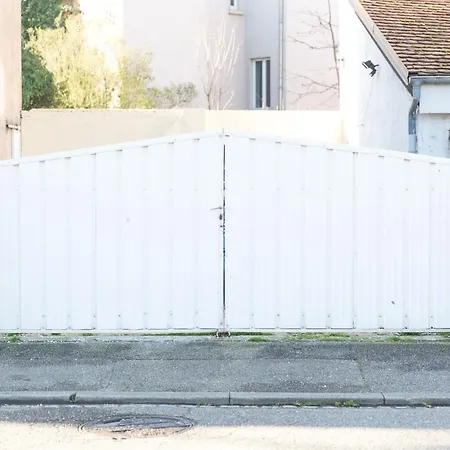 Auguste, La Romaine Et My Cesar - Location *